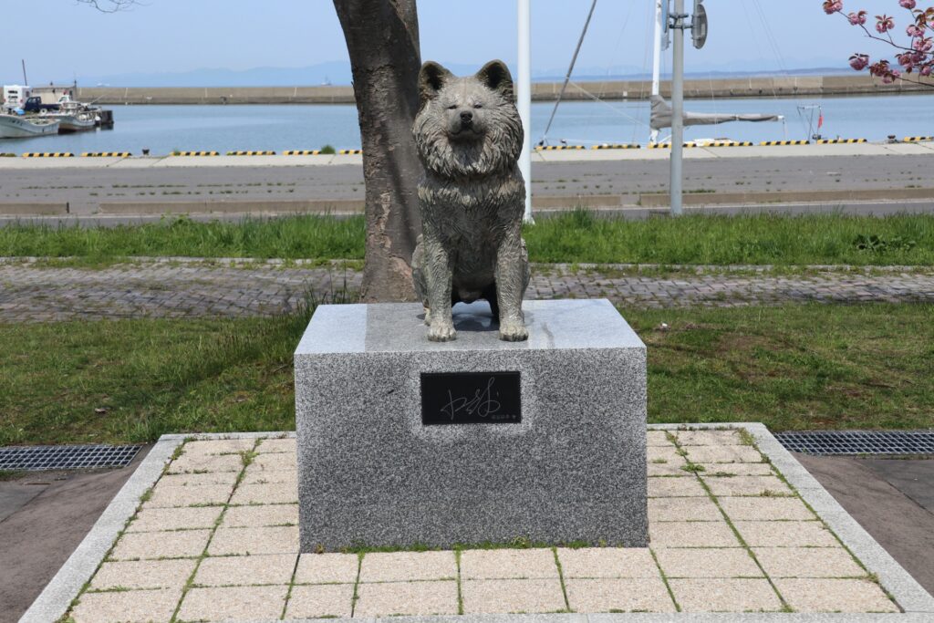 ブサかわ犬「わさお」顕彰銅像